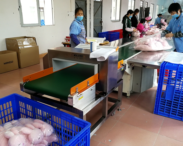 源康毛絨玩具壓縮導(dǎo)入型金屬檢測機(jī)1.jpg
