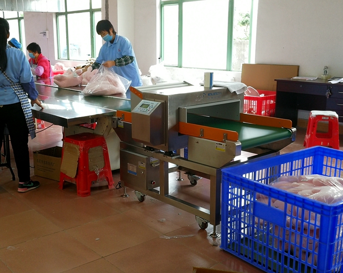 源康毛絨玩具壓縮導(dǎo)入型金屬檢測機(jī)2.jpg