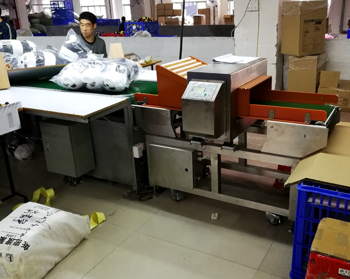 源康毛絨玩具壓縮導(dǎo)入型金屬檢測機(jī)7.jpg
