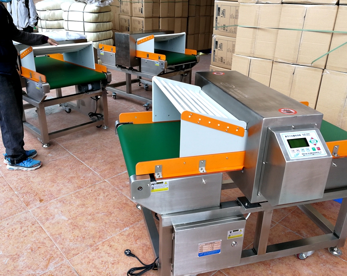 源康毛絨玩具壓縮導(dǎo)入型金屬檢測機(jī)9.jpg