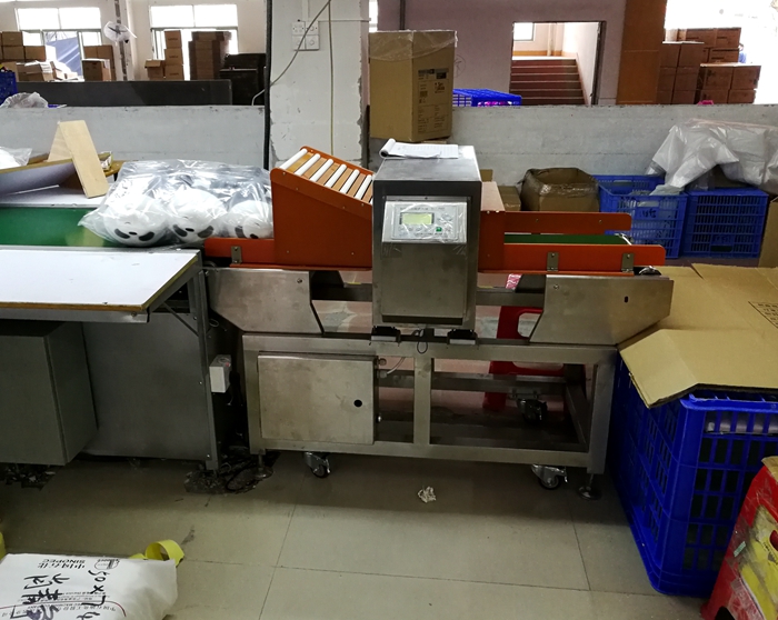 源康毛絨玩具壓縮導(dǎo)入型金屬檢測機(jī)6.jpg