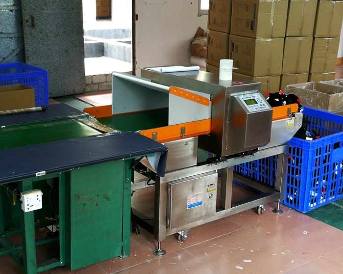 源康毛絨玩具壓縮導(dǎo)入型金屬檢測機(jī)4.jpg